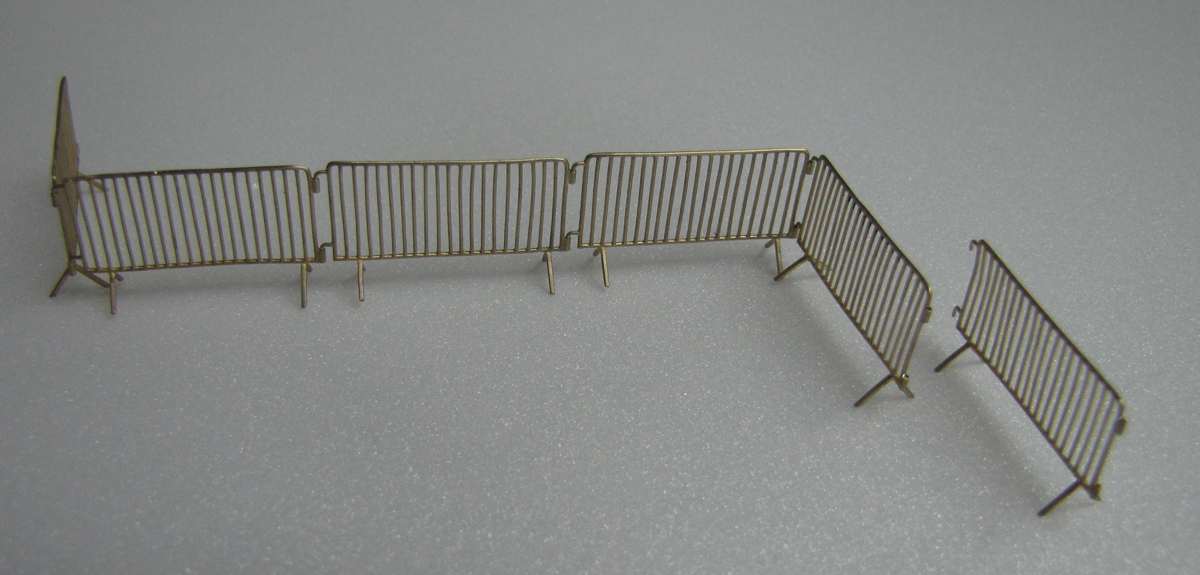 Miniworld 1/72 museum or airfield fencing, type 3 (9 pcs)